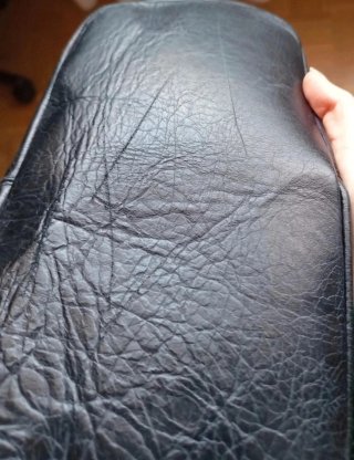Bolso de piel negro con tachuelas