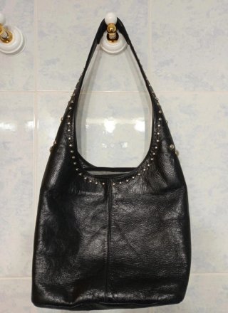 Bolso de piel negro con tachuelas