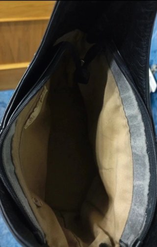 Bolso de piel negro con tachuelas