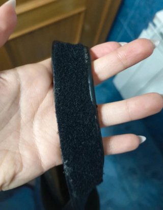 Bolso de piel negro con tachuelas