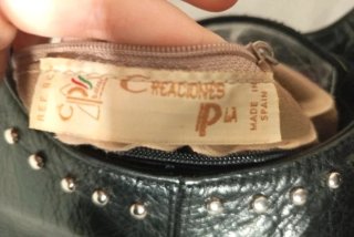 Bolso de piel negro con tachuelas