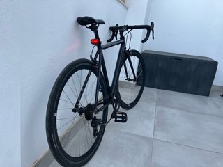 Bicicleta carretera estilo fixie negra