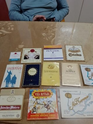 Lote de 12etiquetas de vino Valdepeñas
