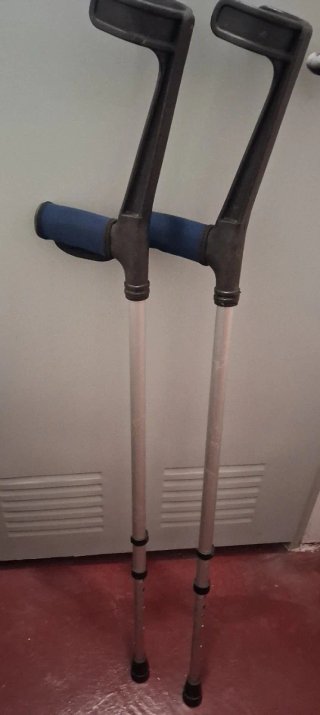 Muletas con acolchado azul