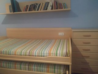 Cama nido con estante y cajonera