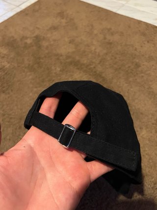 Gorra Negra Desgastada con I
