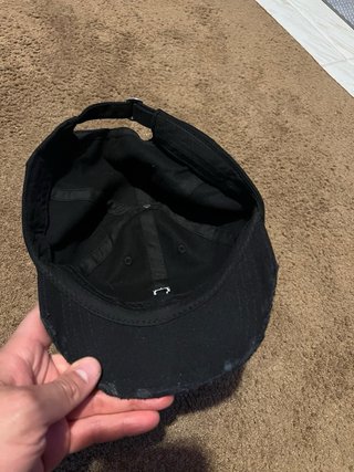 Gorra Negra Desgastada con I