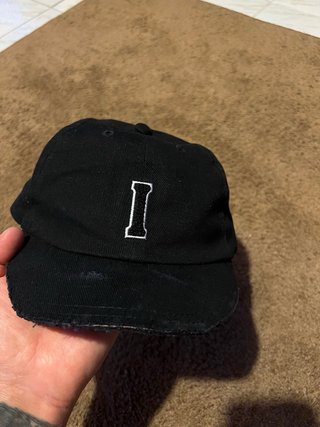 Gorra Negra Desgastada con I