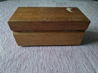Antigua caja de pesas de balanza