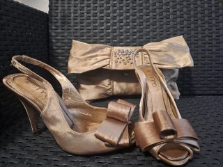 Zapatos de fiesta dorados con bolso