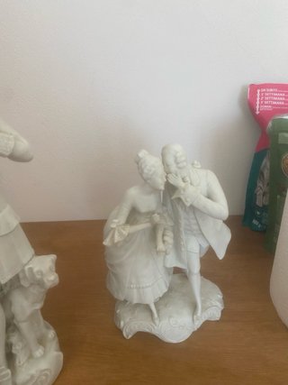 Statua in biscuit di coppia e cacciatore