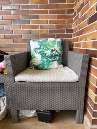 Conjunto Terraza Ratán Marrón y Cojines Verdes.