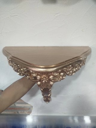 Peana de madera dorada con adornos