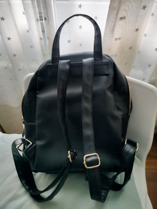 Mochila negra con bolsillo frontal