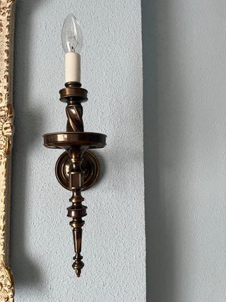 Candelabro de metal con detalle torcido