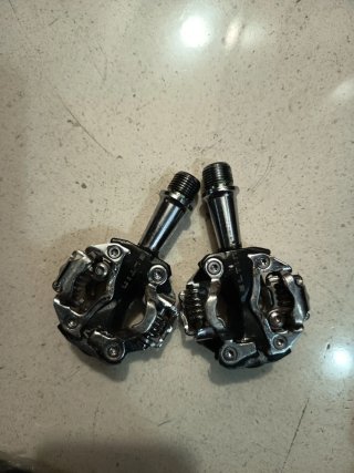 Guantes, porta botes, manguitos, pedales, gafas et