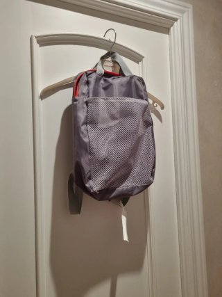 Mochila gris y roja
