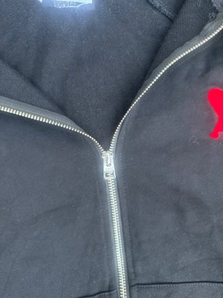 Chaqueta azul con logo rojo ami paris