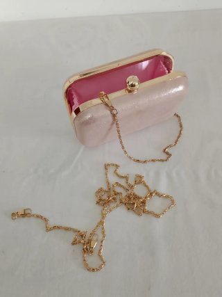 Bolso de fiesta rosa con detalles dorados