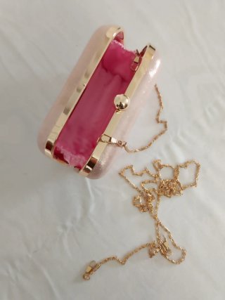 Bolso de fiesta rosa con detalles dorados