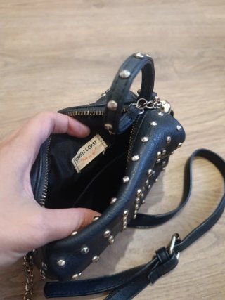 Bolso negro con tachuelas doradas