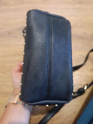 Bolso negro con tachuelas doradas