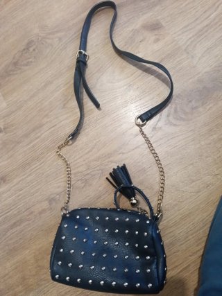 Bolso negro con tachuelas doradas