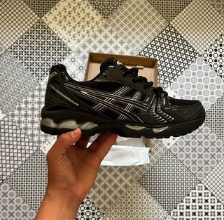 Zapatillas ASICS Negras y Plateadas