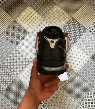 Zapatillas ASICS Negras y Plateadas
