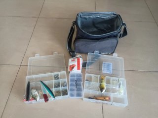 Caja de pesca con anzuelos y señuelos y bolso incl