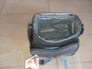 Caja de pesca con anzuelos y señuelos y bolso incl