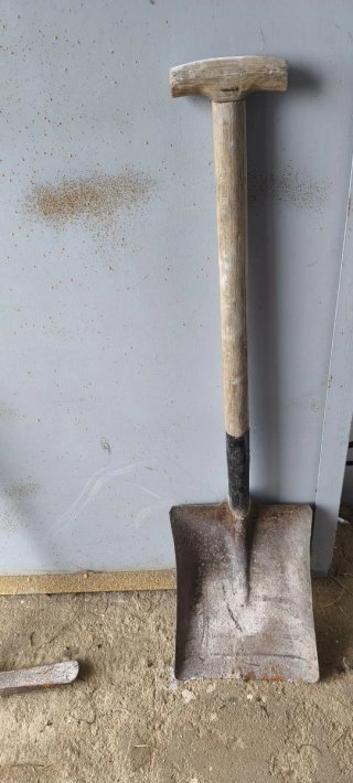 Pala de madera y metal