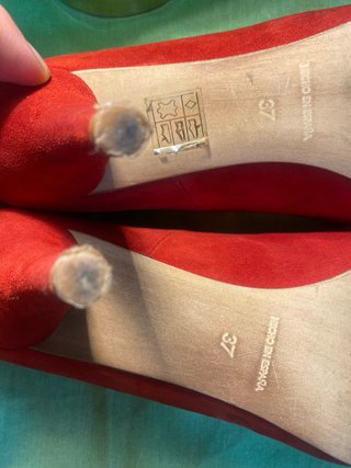 Zapatos peep toe de piel rojos con flor