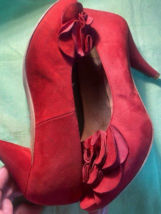 Zapatos peep toe de piel rojos con flor