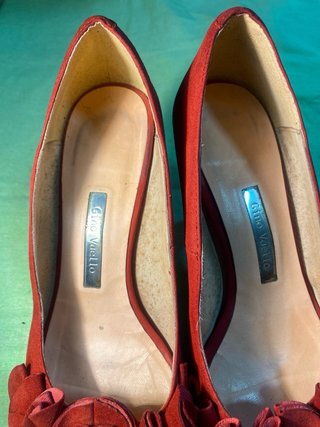 Zapatos peep toe de piel rojos con flor