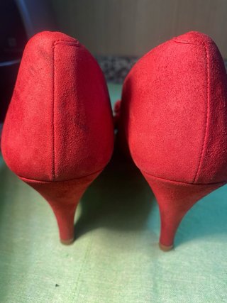 Zapatos peep toe de piel rojos con flor