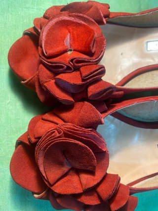Zapatos peep toe de piel rojos con flor