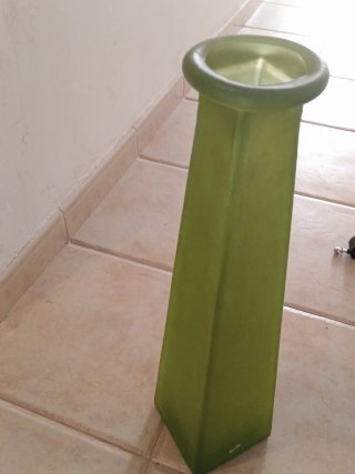 Jarrón verde de cristal.