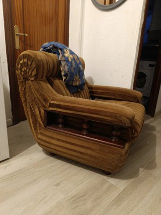 Se regala sillón de tela marrón. Ayudo a bajarlo.