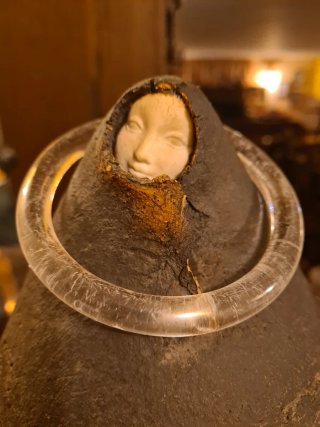 Virgen de barro artesanal pintada