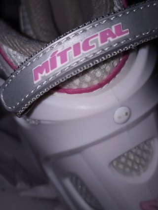 Patines en línea blancos y rosas