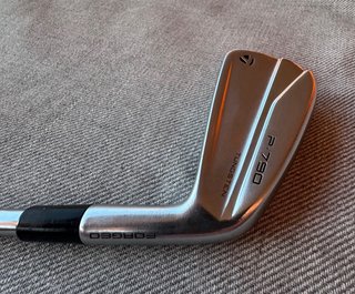 Hierro 4 Taylormade P790
