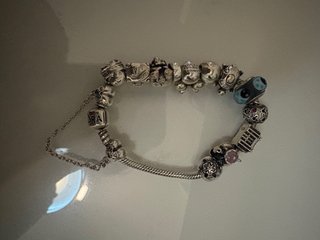 Pulsera Pandora con 11 charms y cierre de segurida