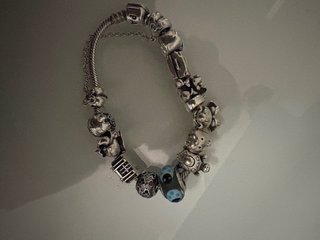 Pulsera Pandora con 11 charms y cierre de segurida