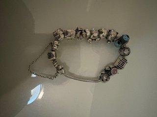 Pulsera Pandora con 11 charms y cierre de segurida
