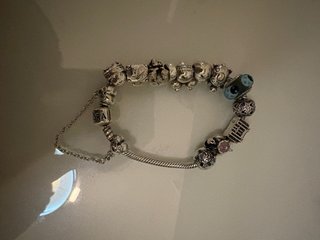 Pulsera Pandora con 11 charms y cierre de segurida