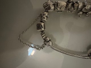 Pulsera Pandora con 11 charms y cierre de segurida