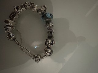 Pulsera Pandora con 11 charms y cierre de segurida