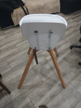 Trona de bebé blanca con patas de madera