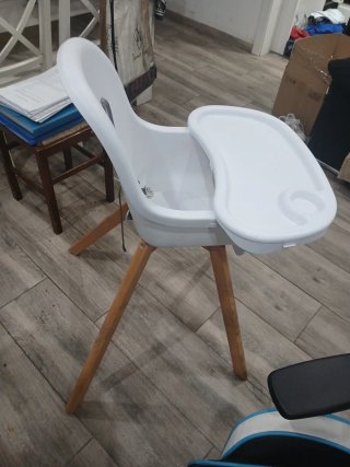 Trona de bebé blanca con patas de madera